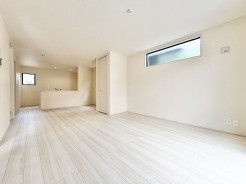 洗練された白いトーンでまとめられ、日々の暮らしに静かな安らぎをもたらす開放感のある空間です。