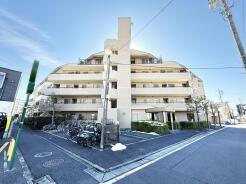 静かな街並みに佇む、洗練されたデザインの低層レジデンス