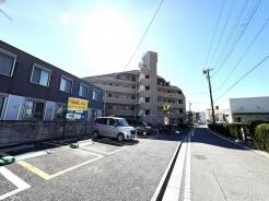 青空の下、穏やかな街並みに調和する住まい。