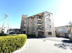 日差しを浴びて穏やかに佇む、整然とした街並み。