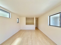 ご家族みんながゆったりくつろげる広々リビング。
