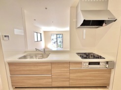 対面キッチンがご家族の温かい時間を演出。
