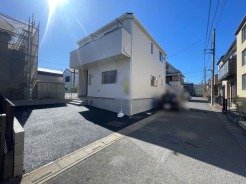 青空の下、清々しい陽光に満ちた心地よい空間