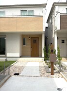 木目調の外観が温もりを感じさせる、落ち着いた佇まい。