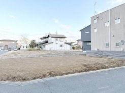 広々とした空が広がる、穏やかな街並みに佇む土地。