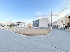 広々とした更地が、穏やかな空の下、新しい暮らしを育む