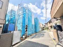 青いシートに包まれた建物、発展途上の空間に期待が膨らみます。