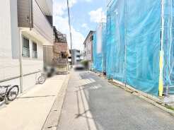 青いシートに覆われた風景が、穏やかな日常を予感させます。