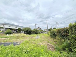 空の広がりを感じる穏やかな環境で、日々の暮らしにゆとりをもたらす開放的なロケーションです。