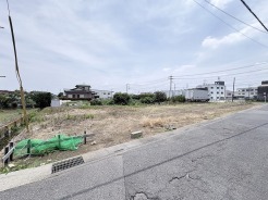 空を広く感じられる開放的な敷地であり、これからの暮らしを自由に描き出せるゆとりある空間が広がっています。