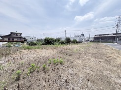 空を広く仰ぐ穏やかな環境に位置し、理想の住まいを自由に描ける開放的な敷地です。