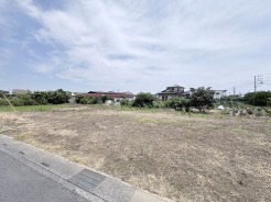 空が広く感じられる開放的な環境で、日々の暮らしに静かな安らぎをもたらしてくれる素朴な風景が広がっています。