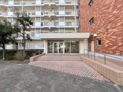 落ち着いたエントランスが、心地よい毎日を予感させます。