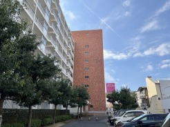 緑豊かな並木道が、穏やかな日常へと誘う住まい。