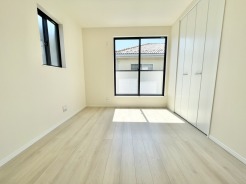 穏やかな光が床に模様を描く、静かで心地よい空間。