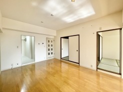 広々とした空間に、木目が温もりを添える穏やかな住まい