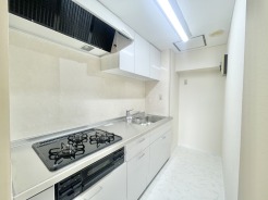 清潔感あふれる空間に、機能美が際立つキッチン