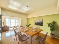 爽やかなグリーンと広がる空間が、心地よい風を運ぶ邸。