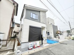 モダンな外観が印象的な、新しさと落ち着きを感じさせる住まい