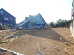 青い空の下、広がる開放的な空間は、穏やかな日々の暮らしを予感させます。