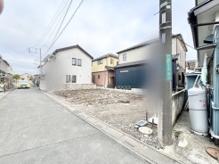 落ち着いた街並みに、穏やかな日常が広がる。