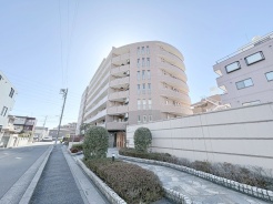 穏やかな曲線を描く建物と、清々しい空が広がる風景