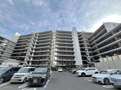 空と建物のコントラストが印象的な、開放感あふれる街並み