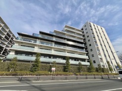 空と建物が織りなす、洗練された都市の日常。