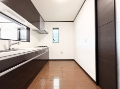 落ち着きと温かみが調和する、心地よい住空間。