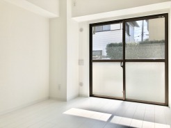 たっぷりの陽光と、心地よい風が舞い込みます。
