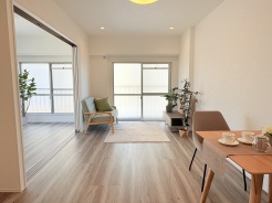 リフォーム工事が完了しいつでもご見学可能です。三方角部屋で明るい室内で過ごせます。