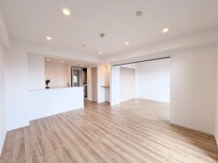 広々とした空間に、温かみのある木目が心地よい暮らしを彩ります