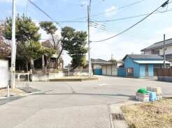 緑豊かな木々が、趣のある街並みに穏やかな彩りを添えています。