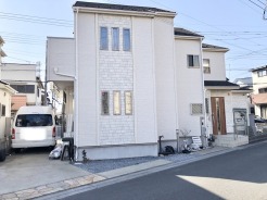 車通りの少ない閑静な住宅地、のびのびした子育てに適します。
