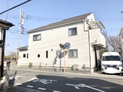 駐車が苦手な方にも嬉しい、前面６ｍ道路に面した住まい。
