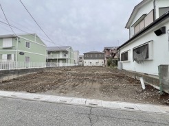 車通りの少ない閑静な住宅地、のびのびした子育てに適します。
