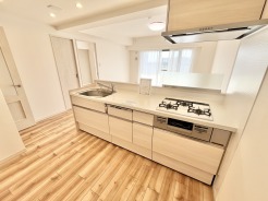 温かみのある木目調と明るい光が調和する、心地よい空間。