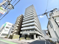 見上げれば、広がる青空と清々しい空気が心地よい街並み。