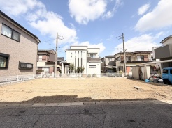 青空と白い雲が広がる、開放感あふれる宅地