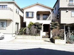 緑豊かな植栽が彩る、穏やかな佇まいの住まい。