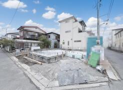 空と建物の調和が心地よい、穏やかな街並みが広がります。