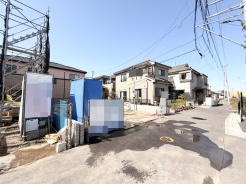 空と家並みのコントラストが美しい、穏やかな日常が描かれる街