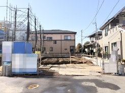 新しい未来を育む、澄み渡る空の下の広々とした空間。