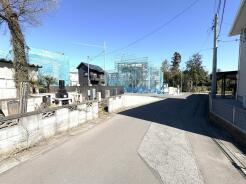 穏やかな空の下、静かな街並みに佇む住まい。