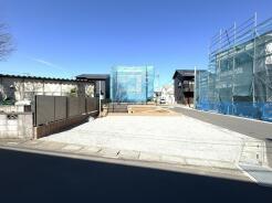 青空の下、整地された土地が広がる、穏やかな日差しを感じる街並み