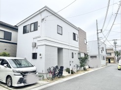 カースペースを並列2台分を確保した、築浅戸建住宅です。