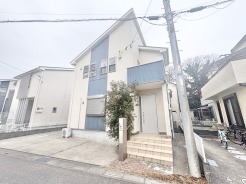 青と白のコントラストが爽やかな、穏やかな佇まい。