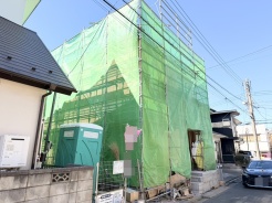 澄み渡る青空の下、未来へ向かう確かな一歩を感じさせる景観