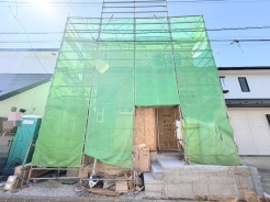 空と緑のシートが、これからの暮らしの始まりを予感させる