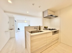 木目調の扉が温かみを感じさせる、心地よい空間。